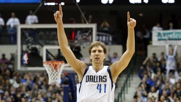 americateve | El alem&aacute;n Dirk Nowitzki, de los Mavericks de Dallas celebra luego de realizar un enceste frente a los Kings de Sacramento, el martes 11 de noviembre de 2014 (AP Foto/Tony Guti&eacute;rrez)