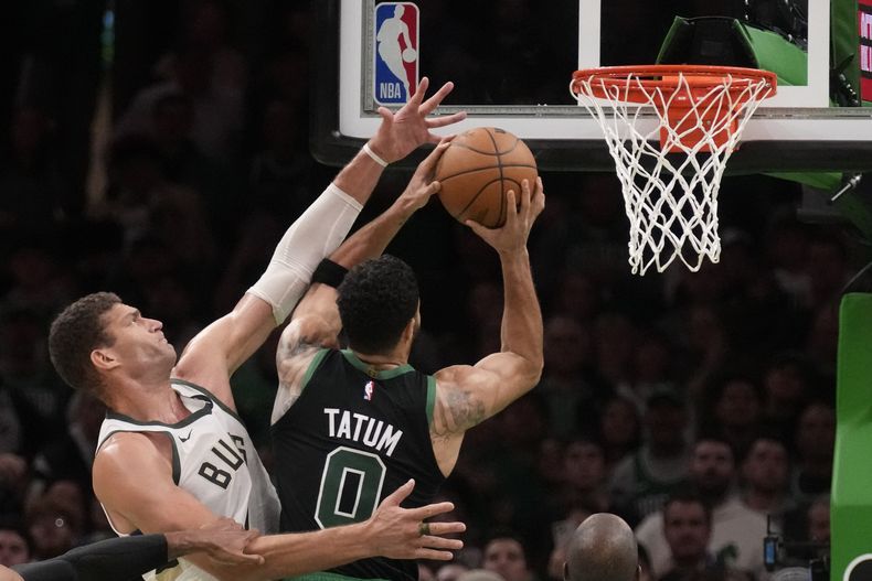 Jayson Tatum, alero de los Celtics de Boston, dispara frente a Brook López, pívot de los Bucks de Milwaukee, el miércoles 22 de noviembre de 2023 (AP Foto/Charles Krupa)