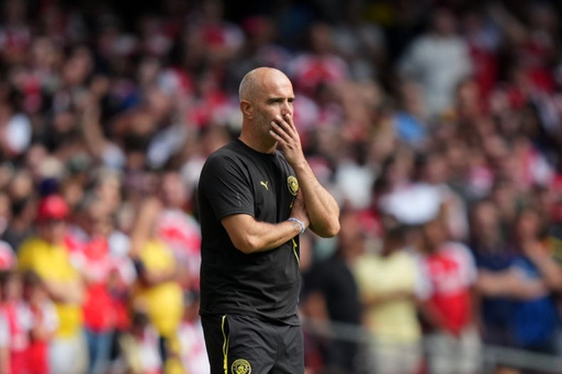 El director técnico del Manchester City, Enzo Maresca, reacciona durante el partido de fútbol de la final de la Community Shield de la FA entre el Arsenal y el Manchester City en Cardiff, Gales, el domingo 16 de agosto de 2026. (Foto AP/Alastair Grant)