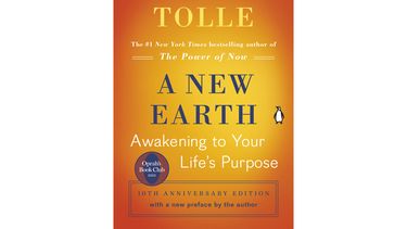 Esta imagen de portada proporcionada por Penguin Life muestra “A New Earth: Awakening to Your Life Purpose” (“Una nueva Tierra: un despertar al propósito de su vida”) de Eckhart Tolle. (Penguin Life via AP)
