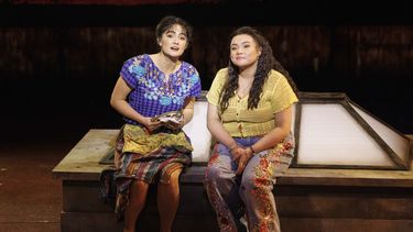 Aline Mayagoitia, a la izquierda, y Tatianna Córdoba durante un ensayo para la producción de Broadway de Real Women Have Curves el viernes 28 de marzo de 2025, en Nueva York. (Foto CJ Rivera/Invision/AP)