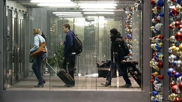 americateve | Pasajeros caminan por la Terminal 3 del Aeropuerto Internacional O&rsquo;Hare de Ohio, el s&aacute;bado 21 de diciembre de 2013. Una tormenta invernal que abarca unos 3.220 km amenaza con frustrar a los viajeros navide&ntilde;os desde Texas hasta Nueva Es