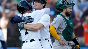 Colt Keith, de los Tigres de Detroit, celebra su jonrón de dos carreras con Kevin McGonigle (7) tras cruzar el plato frente al receptor de los Atléticos, Shea Langeliers, a la derecha, durante la primera entrada de un partido de béisbol, el martes 7 de julio de 2026, en Detroit. (Foto AP/Duane Burleson)