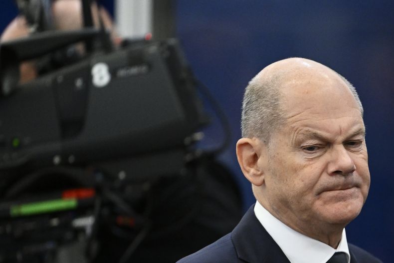 El canciller de Alemania, Olaf Scholz, llega a una sesión plenaria de una cumbre de la UE, en el Puskas Arena de Budapest, el 8 de noviembre de 2024. (AP Foto/Denes Erdos)