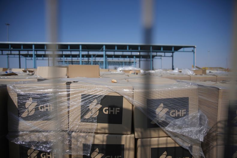 Cajas de ayuda humanitaria de la Fundación Humanitaria para Gaza en el cruce Kerem Shalom en la Franja de Gaza el 24 de julio del 2025. (AP foto/Ohad Zwigenberg)