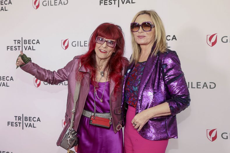 La estilista Patricia Field, izquierda, y la actriz Cattrall en el estreno de Happy Clothes en SVA Theater en el Festival de Cine de Tribeca 2023 el jueves 15 de junio de 2023, en Nueva York. (Foto Andy Kropa/Invision/AP)