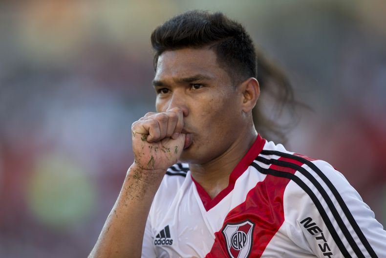El colombiano Te&oacute;filo Guti&eacute;rrez, de River Plate, celebra su gol contra San Lorenzo, en un encuentro del Final argentino, el domingo 2 de marzo de 2014 (AP Foto/Eduardo Di Baia)