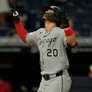 Miguel Vargas, de los Medias Blancas de Chicago, hace un gesto hacia la banca mientras corre hacia el plato tras conectar un jonrón en la quinta entrada de un partido de béisbol contra los Guardianes de Cleveland, en Cleveland, el viernes 3 de julio de 2026. (Foto AP/Sue Ogrocki)