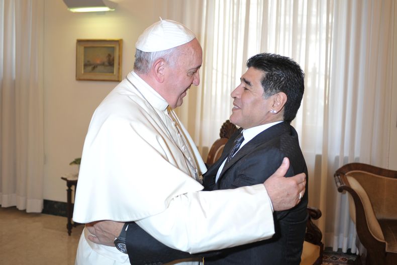 En esta imagen suministrada por el diario del Vaticano LOsservatore Romano, el ex futbolista Diego Maradona, derecha, abraza al papa Francisco el jueves, 4 de septiembre de 2014, en el Vaticano.  (AP Photo/LOsservatore Romano, HO)