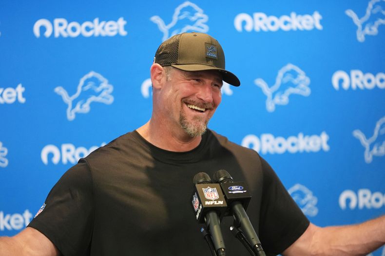El entrenador en jefe de los Lions de Detroit, Dan Campbell, habla con los medios después de un juego de fútbol americano de la NFL contra los Bears de Chicago en Detroit, el domingo 14 de septiembre de 2025. (AP Photo/Paul Sancya)