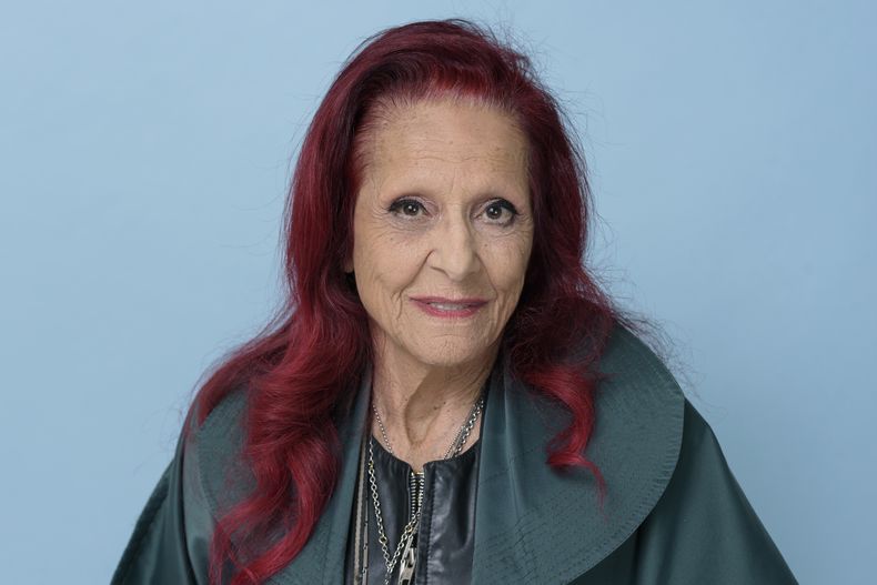 Patricia Field posa para un retrato el miércoles 7 de junio de 2023 en Nueva York para promover Happy Clothes: A Film About Patricia Field que se estrenó en el Festival de Cine de Tribeca. (Foto Christopher Smith/Invision/AP)