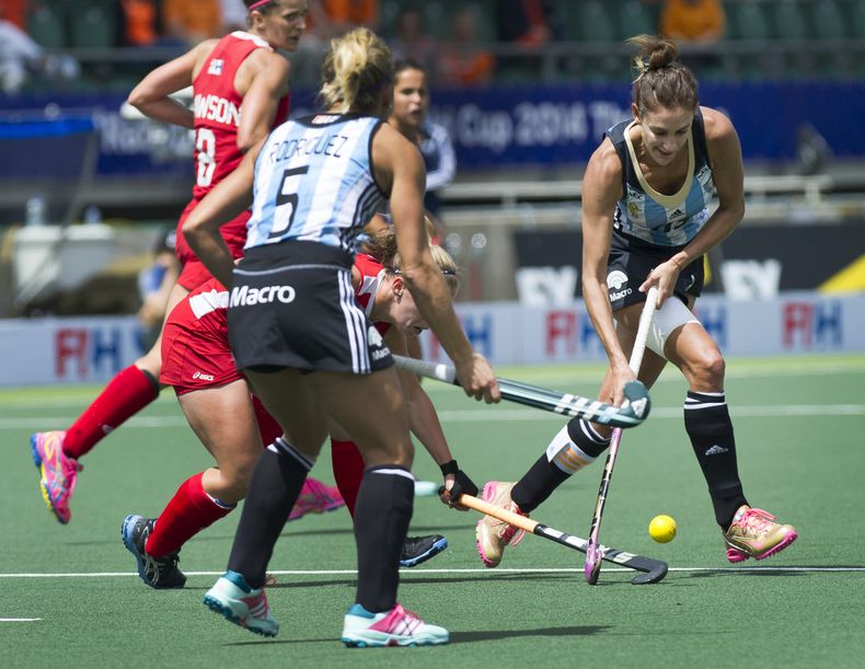 La capitana argentina Luciana Aymar, der., avanza durante el encuentro con Estados Unidos por el tercer puesto de la Copa Mundial del hockey femenino. Argentina gan&oacute; 2-1. En la final, Holanda venci&oacute; a Australia 2-0 para ganar oro. (AP Foto/P