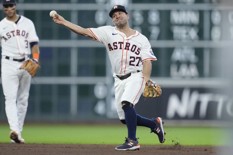 El venezolano José Altuve hace un disparo desde la intermedia en el juego del sábado 17 de agosto de 2024, ante los Medias Blancas de Chicago (AP Foto/Kevin M. Cox)