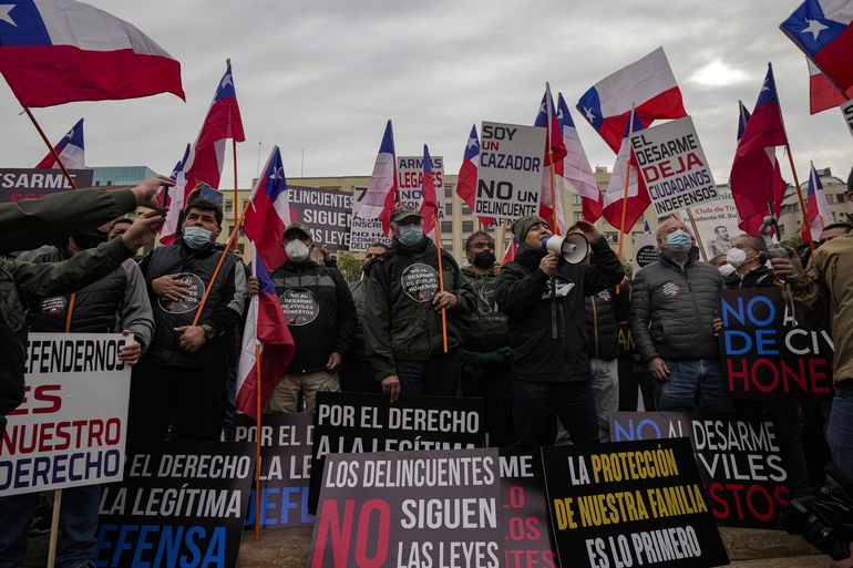 Usuarios de armas protestan por mayor control en Chile
