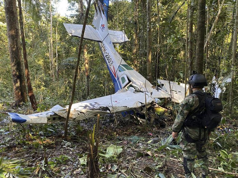 En esta foto proporcionada por la Oficina de Prensa de las Fuerzas Armadas de Colombia, un soldado observa los restos de una avioneta Cessna C206 el jueves 18 de mayo de 2023. La aeronave se estrelló en la selva de Solano, Colombia. Cuatro niños indígenas sobrevivieron al accidente, pero pasaron días antes de ser encontrados. (Oficina de Prensa de las Fuerzas Armadas de Colombia, vía AP)