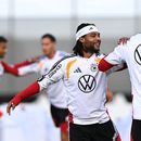 Serge Gnabry (izquierda) y Kai Havertz durante un entrenamiento de la selección de Alemania en Herzogenaurach, el martes 22 de septiembre de 2026. (Federico Gambarini/dpa vía AP)
