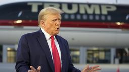 El expresidente Donald Trump habla con reporteros antes de salir del Aeropuerto Internacional Hartsfield-Jackson, el jueves 24 de agosto de 2023, en Atlanta. (AP Foto/Alex Brandon)