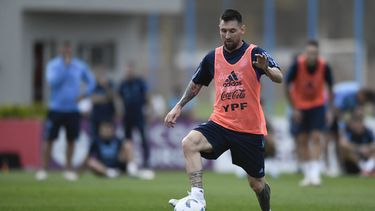 El argentino Lionel Messi controla el balón durante una práctica de la selección de su país en Buenos Aires, el martes 10 de octubre de 2023 (AP Foto/Gustavo Garello)