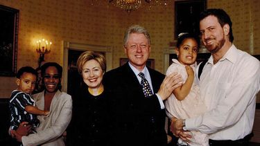 americateve | El presidente Bill Clinton y la primera dama Hillary Rodham-Clinton posan con Bill de Blasio y su familia  para una foto tomada entre 1999-2000 que fue difundida por su equipo de transici&oacute;n.  El ex presidente Bill Clinton le tomar&aacute; juramento