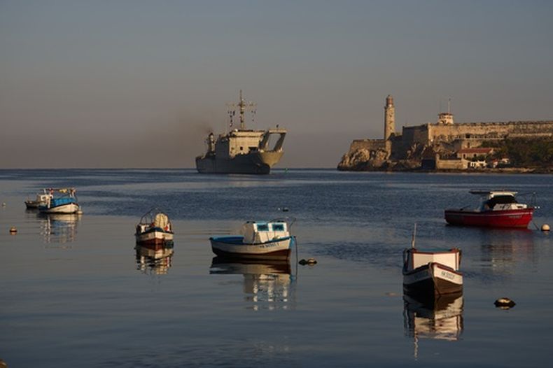 El buque Papaloapan de la Armada de México llega a la bahía de La Habana, Cuba, el jueves 12 de febrero de 2026. (AP Foto/Ramón Espinosa)