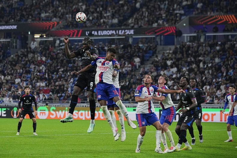 Jaydee Canvot del Crystal Palace y Tanner Tessmann del Lyon pelean por el balón en partido de la Liga Europa el jueves 15 de octubre del 2026. (AP Foto/Laurent Cipriani)