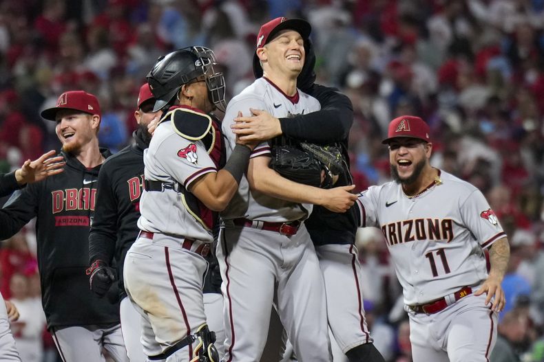 Paul Sewald, relevista de los Diamondbacks de Arizona, festeja la victoria ante los Filis de Filadelfia en el séptimo juego de la Serie de Campeonato de la Liga Nacional, el miércoles 25 de octubre de 2023 (AP Foto/Matt Slocum)