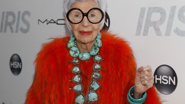 ARCHIVO - Iris Apfel durante el estreno de Iris en el Teatro de París, el miércoles 22 de abril de 2015, en Nueva York. (Foto por Andy Kropa/Invision/AP, Archivo)