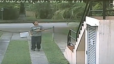 americateve | La policía del Coral Gables ha publicado el video de un exhibicionista que tiene preocupados a residentes y autoridades de esa ciudad.