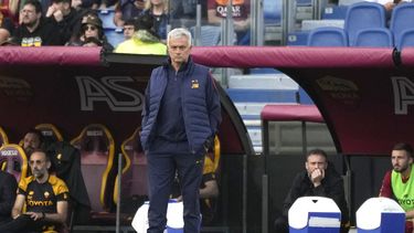 El técnico de la Roma José Mourinho durante el partido contra Salernitana en la Serie A, el lunes 22 de mayo de 2022, en el estadio Olímpico de Roma. (AP Foto/Alessandra Tarantino)