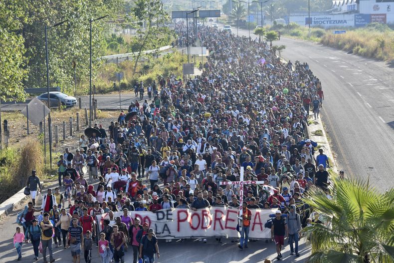 ARCHIVO - Migrantes salen de Tapachula, México, 24 de diciembre de 2023. (AP Foto/Edgar H. Clemente, Archivo)