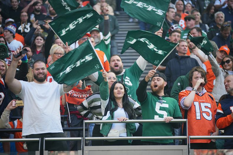 ARCHIVO - Foto del 12 de octubre del 2025, aficionados de los Jets de Nueva York animan a su equipo en el encuentro en Londres ante los Broncos de Denver. (AP Foto/Kin Cheung, Archivo)
