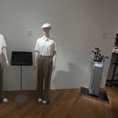 Trajes diseñados por la marca de lujo francesa LVMH para ser usados por los voluntarios en las ceremonias de medallas en París 2024 se exhiben dentro del Pabellón LVMH, que muestra creaciones de LVMH relacionadas con los Juegos Olímpicos de Verano de París 2024, el lunes 22 de julio de 2024, en París. (Foto AP/Rebecca Blackwell)