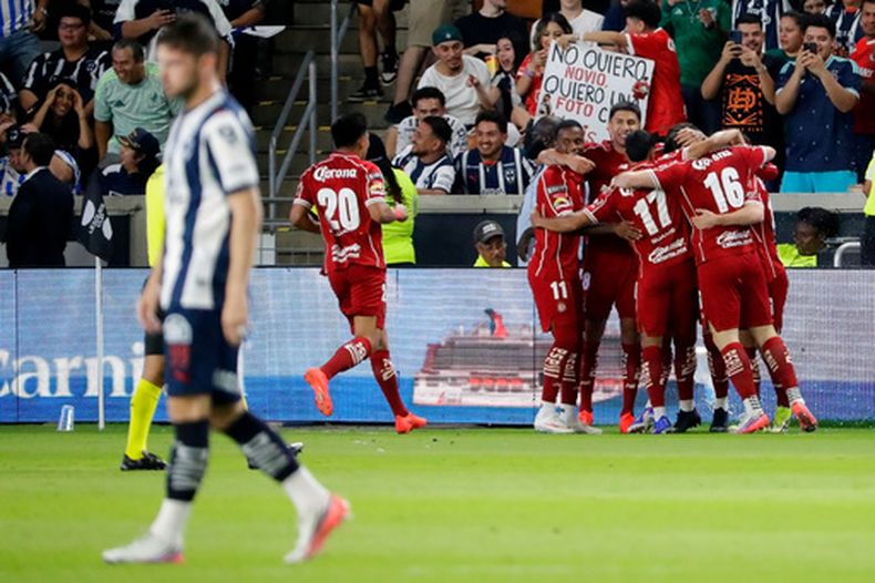 Jugadores de Toluca celebran el gol de Alexis Vega frente a Monterrey durante el primer tiempo de la Final de la Leagues Cup, el domingo 6 de septiembre de 2026, en Houston. (AP Foto/Michael Wyke)