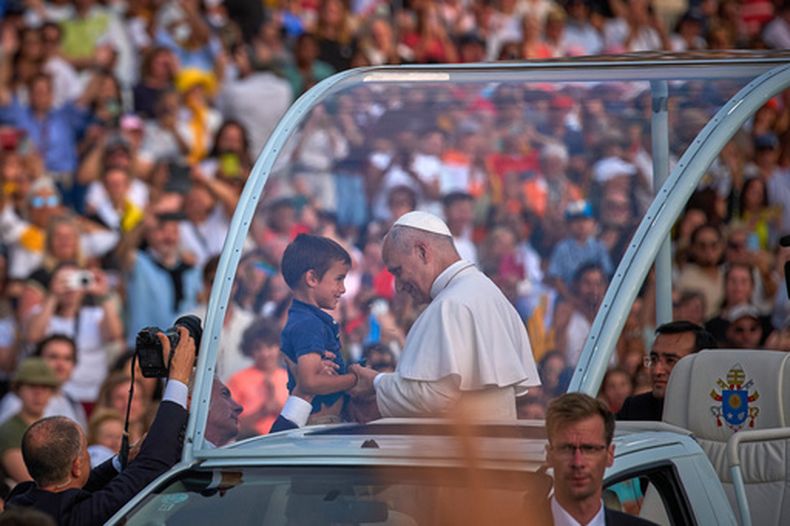 El papa León XIV bendice a Joaquim, de 7 años, antes de una vigilia de oración en el Estadio Olímpico Lluís Companys, el martes 9 de junio de 2026, en Barcelona, España. (AP Foto/Emilio Morenatti)