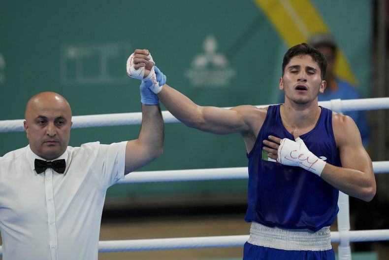 El mexicano Marco Verde reacciona luego de vencer al panameño Eduardo Beckford en la pelea semifinal de 71kg de los Juegos Panamericanos en Santiago, Chile, el jueves 26 de octubre de 2023. (AP Foto/Dolores Ochoa)
