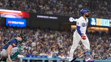 El dominicano Teoscar Hernández, de los Dodgers de Los Ángeles, avanza a primera, al conectar un jonrón solitario frente a los Marineros de Seattle, el jueves 30 de julio de 2027 (AP Foto/Mark J. Terrill)