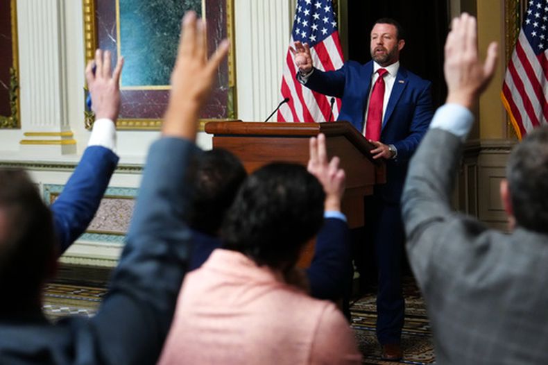El secretario de Seguridad Nacional, Markwayne Mullin, habla a la prensa en la Sala del Tratado Indio en el edificio Eisenhower en el recinto de la Casa Blanca, el viernes 17 de julio de 2026, en Washington. (AP Foto/Julia Demaree Nikhinson)