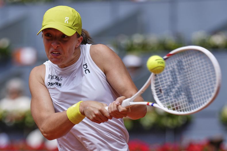 Iga Swiatek devuelve ante Diana Shnaider en el Abierto de Madrid, el martes 29 de abril de 2025. (AP Foto/Manu Fernández)