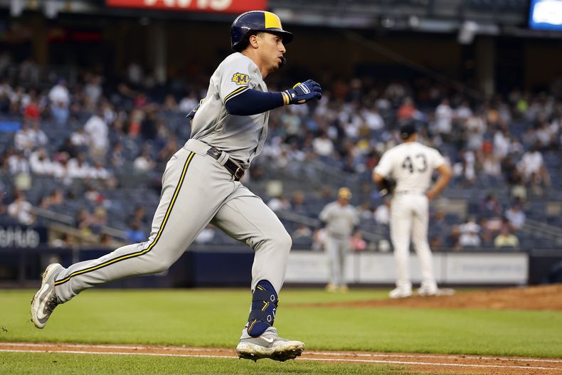 Tyrone Taylor, de los Cerveceros de Milwaukee, recorre las bases luego de conectar un jonrón en el juego del sábado 9 de septiembre de 2023, ante los Yanquis de Nueva York (AP Foto/Adam Hunger)