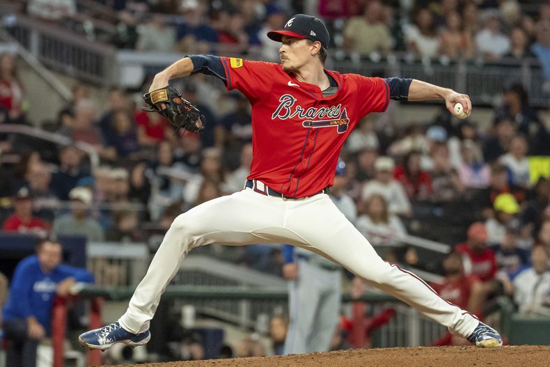 Max Fried, de los Bravos de Atlanta, lanza en el cuarto inning del juego ante los Reales de Kansas City, el viernes 27 de septiembre de 2024 (AP Foto/Jason Allen)