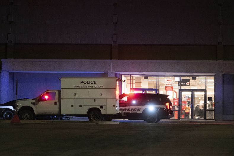 Investigadores de la policía de Colorado Springs trabajan en el Citadel Mall de Colorado Springs, Colorado, en Nochebuena después de que las autoridades informaran de una balacera en el lugar, el domingo 24 de diciembre de 2023. (Jerilee Bennett/The Gazette via AP)