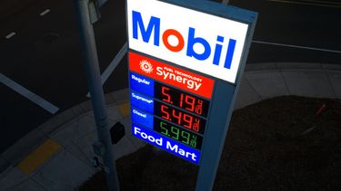 ARCHIVO – Un letrero con el precio de la gasolina regular en 5,19 dólares por galón en una gasolinera de Mobil, el 29 de abril de 2026, en Portland, Oregon. (AP Foto/Jenny Kane, Archivo)