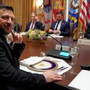 El presidente ucraniano Volodymyr Zelenskyy (izquierda) sonríe antes de un almuerzo con el presidente Donald Trump (de derecha a izquierda), el vicepresidente J. D. Vance y el secretario del Tesoro, Scott Bessent, en la Sala del Gabinete de la Casa Blanca, el viernes 17 de octubre de 2025, en Washington. (AP Foto/Alex Brandon)