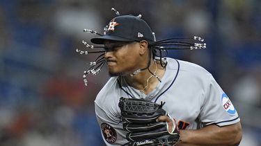 Luis García de los Astros de Houston lanza ante los Rays de Tampa Bay, el martes 25 de abril de 2023, en St. Petersburg, Florida. (AP Foto/Chris OMeara)