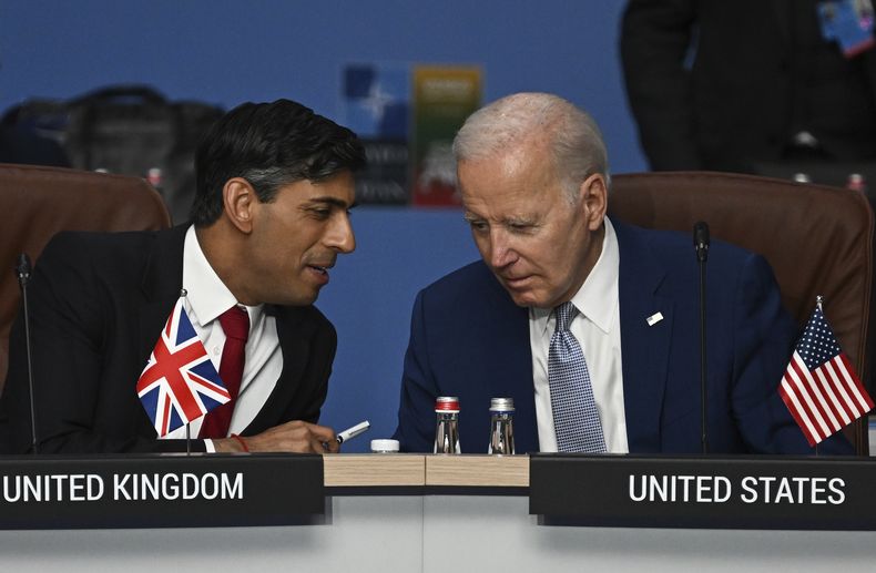 El primer ministro británico Rishi Sunak, a la izquierda, y el presidente estadounidense Joe Biden dialogan al inicio de una reunión del Consejo del Atlántico Norte, durante la cumbre de la OTAN, el 11 de julio de 2023, en Vilna, Lituania. (Paul Ellis/Foto compartida vía AP, Archivo)