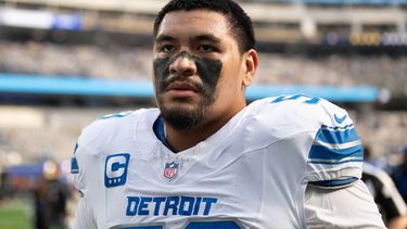 ARCHIVO - Foto del 14 de diciembre del 2025, el tackle ofensivo de los Lions de Detroit Penei Sewell camina al vestuario antes del juego de los Rams de Los Ángeles. (AP Foto/Kyusung Gong, Archivo)