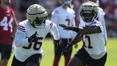 El liniero defensivo de los 49ers Tarron Jackson, izquierda, y su compañero Bryce Huff (47) corren durante un ejercicio en el campamento de entrenamiento del equipo de la NFL, el domingo 27 de julio de 2025, en Santa Clara, Califonia. (AP Foto/Jeff Chiu)