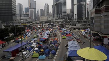 americateve | Esta foto del viernes, 14 de noviembre del 2014, muestra tiendas de campa&ntilde;a de manifestantes pro democracia en un &aacute;rea ocupada en las afueras de la sede del gobierno de Hong Kong.  (Foto AP/Vincent Yu)