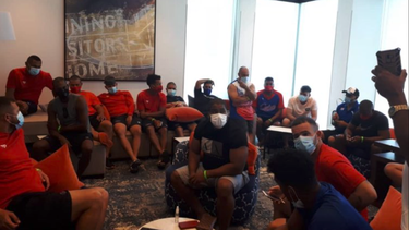 encargados de la delegacion cubana de beisbol en miami recogen los telefonos celulares de los jugadores