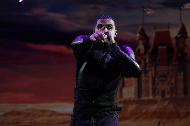 El músico urbano puertorriqueño Álvaro Díaz durante su presentación en el festival AXE Ceremonia en el parque Bicentenario en la Ciudad de México el sábado 23 de marzo de 2024. (Foto AP/Marco Ugarte)